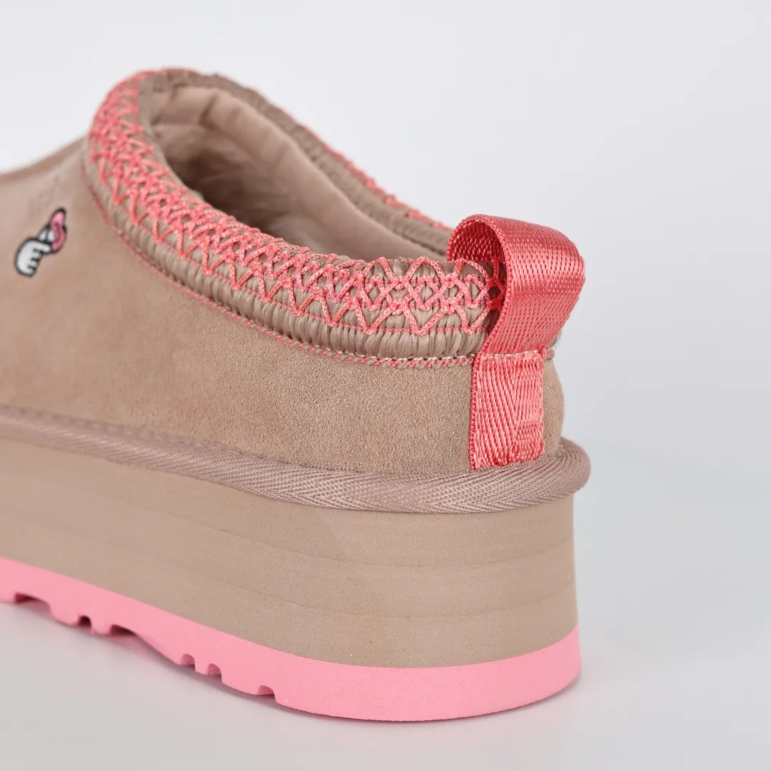 Copy price 💰560 Core recommendation of good price 5cm thick sole, independently developed original outsole, cashmere insole, keeping warm in winter, suitable for home use. In the new year, uug launched a style series, which is partially geared towards the preferences of young consumers. It has also moved to the forefront of fashion trends. Shoe body material, water-repellent coated suede upper, 17 mm UGGPURE™ implanted wool insole, lightweight non-slip and comfortable rubber outsole, with brand LOGO and trademark, with full package Size: 35 36 37 38 39 40